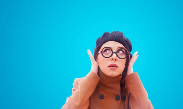 Retrato Una Joven Pelirroja Divertida Chica Nerd Con Gafas Abrigo — Foto de Stock