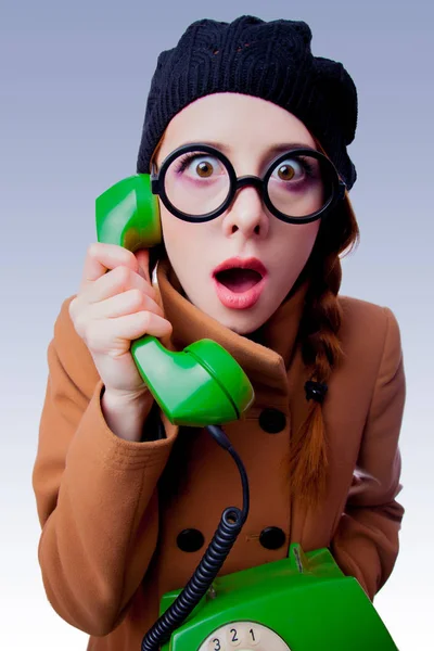 Retrato Una Joven Pelirroja Divertida Chica Nerd Con Gafas Abrigo —  Fotos de Stock