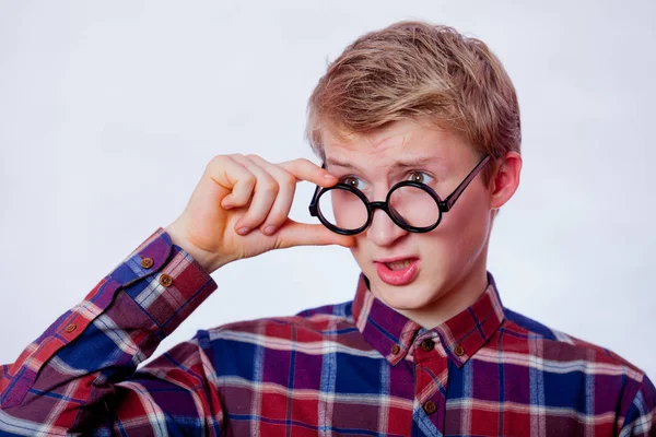 Jovem Nerd Adolescente Menino Com Óculos Redondos Fundo Branco — Fotografia de Stock