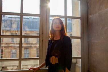 Genç kız Versailles, Fransa penceresinde yanında ayakta 