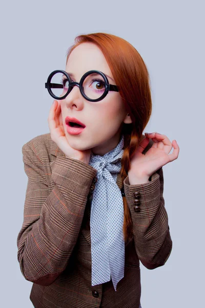 Retrato Una Joven Profesora Pelirroja Con Gafas Redondas Sobre Fondo —  Fotos de Stock