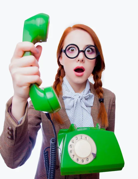 丸いメガネ 白い背景の上の緑ダイアル電話が赤毛の若い先生の肖像画 — ストック写真