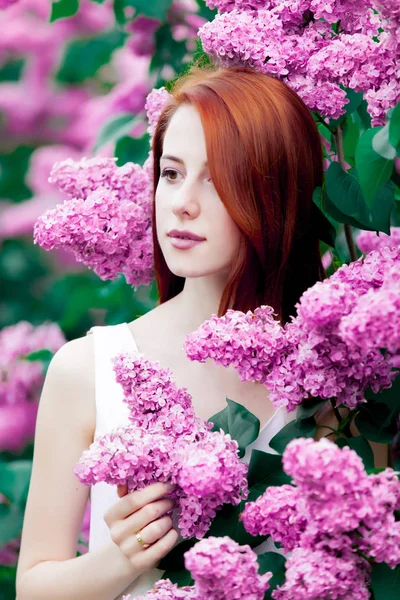 Chica Pelirroja Joven Vestido Blanco Jardín Primavera Color Lila — Foto de Stock