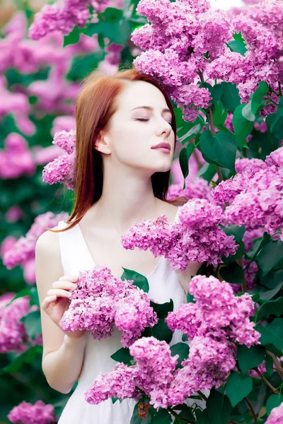淡紫色的年轻红衣女郎在春天的花园里 — 图库照片