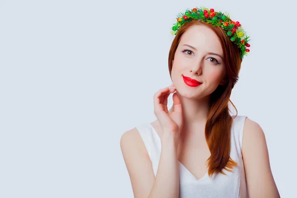 Portrét Dívky Mladá Zrzka Věncem Květů Bílém Pozadí — Stock fotografie