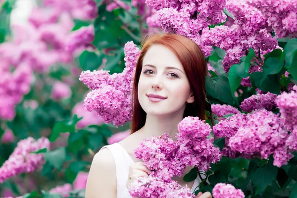 Giovane Ragazza Rossa Abito Bianco Nel Giardino Primaverile Lilla — Foto Stock