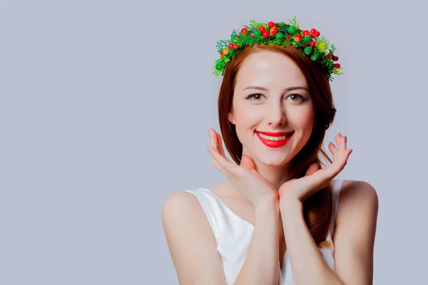 Retrato Uma Jovem Ruiva Com Flores Grinalda Fundo Branco — Fotografia de Stock