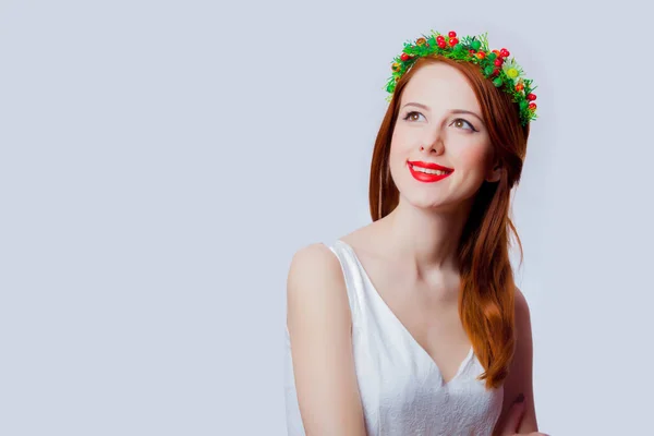 Portrét Dívky Mladá Zrzka Věncem Květů Bílém Pozadí — Stock fotografie