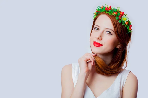 Retrato Uma Jovem Ruiva Com Flores Grinalda Fundo Branco — Fotografia de Stock