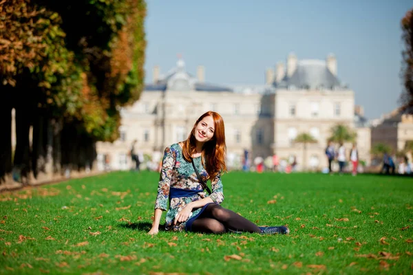 Junges Mädchen Schönem Kleid Auf Gras Garten Von Luxemburg Paris — Stockfoto