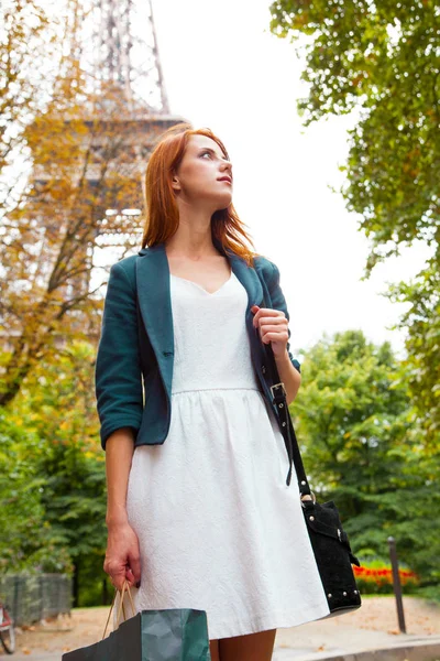 Jovem Ruiva Com Sacos Compras Perto Torre Eiffel Paris França — Fotografia de Stock
