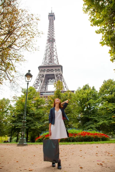 Unga Rödhårig Kvinna Med Kassar Som Står Nära Eiffeltornet Paris — Stockfoto