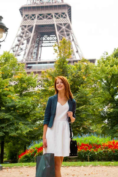 Mujer Pelirroja Joven Con Bolsas Compras Pie Cerca Torre Eiffel — Foto de Stock