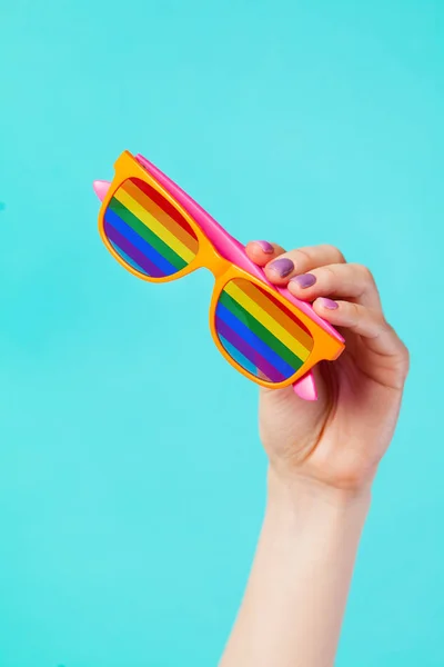 Mão Feminina Segurando Óculos Com Bandeira Arco Íris Símbolo Gay — Fotografia de Stock