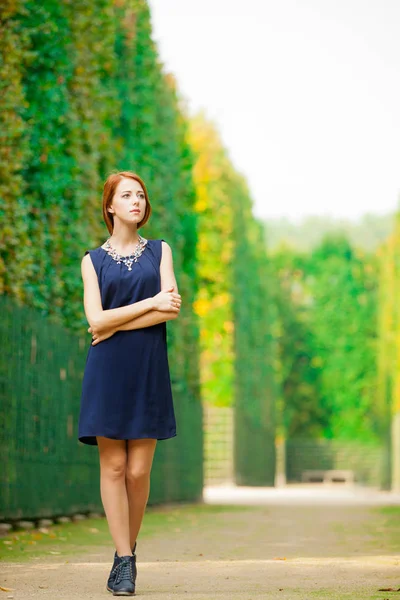 Verssailles 花园的年轻漂亮红发女孩在蓝色礼服摆姿势 — 图库照片