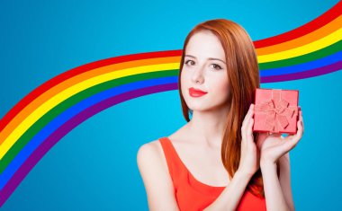 Kızıl saçlı kız rainbow ile mavi arka plan üzerinde GIF kutusuyla 