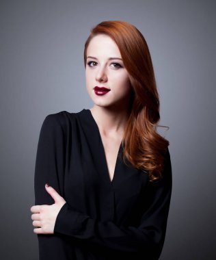 Kızıl saçlı kız gri arka plan üzerinde karanlık tarzı