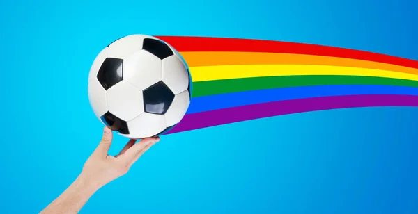 Handen Håller Fotboll Boll Blå Bakgrund Med Homosexuella Regnbåge — Stockfoto