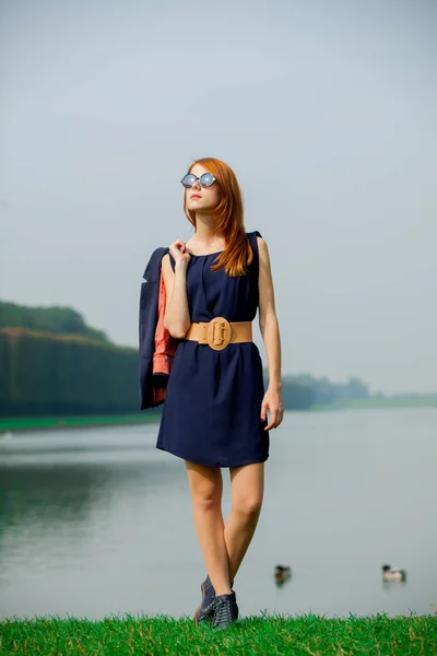 青いドレスの Verssailles ガーデン フランスのポーズで若い美しい赤毛の女の子 — ストック写真