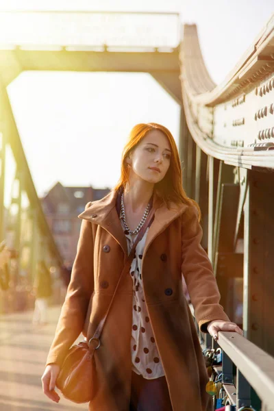 Jeune Rousse Manteau Reposer Dans Les Rues Francfort Allemagne — Photo