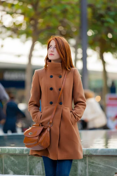 Jeune Rousse Manteau Reposer Dans Les Rues Francfort Allemagne — Photo