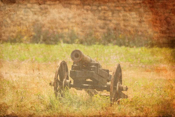 Старая Средневековая Пушка Траве Возле Крепостной Стены Заднем Плане — стоковое фото