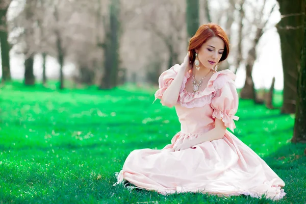 Victoria Tarzı Bir Genç Redheadd Kız Portresi Elbise Ilkbaharda Çimenlerin — Stok fotoğraf