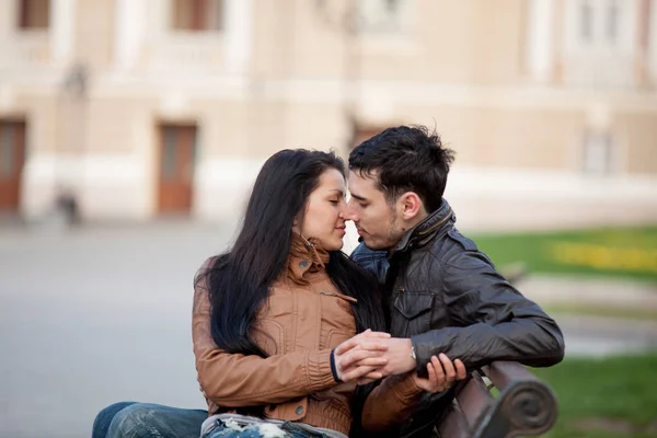 Lkbaharda Bankta Oturan Aşık Genç Çift — Stok fotoğraf