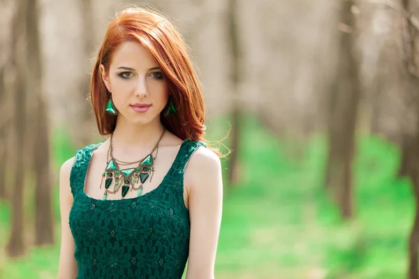 Retrato Uma Menina Ruiva Estilo Bonito Vestido Verde Parque — Fotografia de Stock