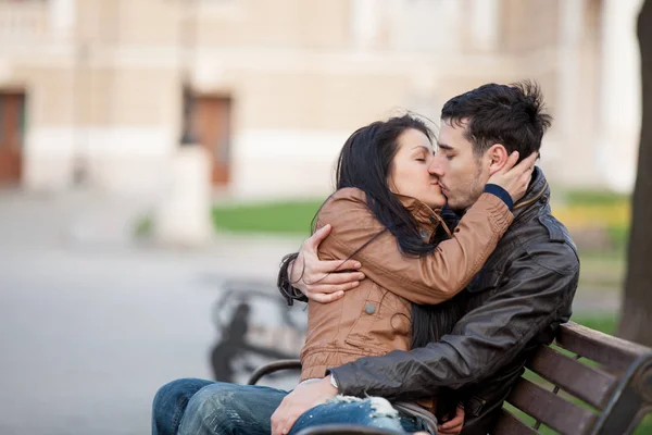 Jeune Couple Amoureux Assis Sur Banc Printemps — Photo