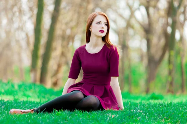 Portrait Young Redhead Girl Sitting Green Grass Springtime — Stock Photo, Image