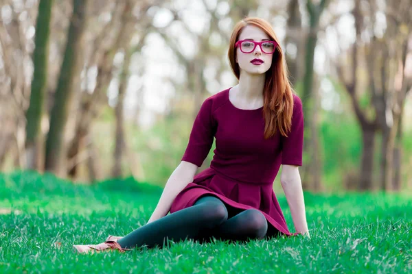 Portrét Mladé Zrzka Dívka Brýlích Zelené Trávě Parku Letní — Stock fotografie