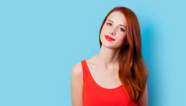 Menina Ruiva Jovem Roupas Coral Fundo Azul — Fotografia de Stock