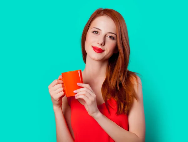 Chica Pelirroja Con Taza Café Coral Sobre Fondo Color Aguamarina — Foto de Stock