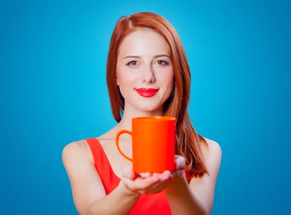 Rothaarige Mädchen Mit Koralle Tasse Kaffee Oder Tee Auf Blauem — Stockfoto