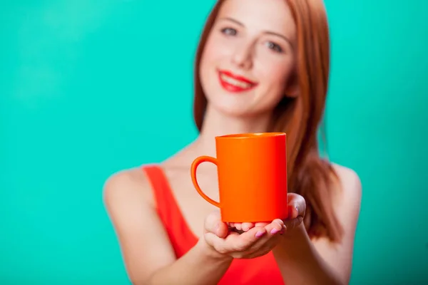 Рыжая Девушка Коралловой Чашкой Кофе Чая Аквамариновом Фоне — стоковое фото