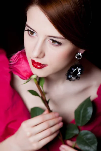 Mujer Joven Sorprendida Ropas Rojas Época Victoriana Con Rosa Roja — Foto de Stock