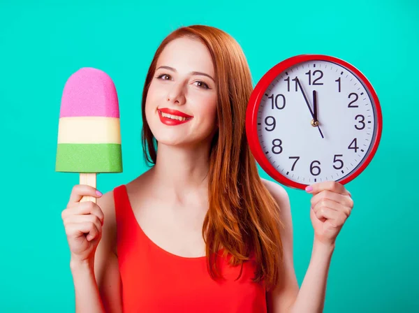 Menina Sorridente Com Sorvete Relógio Grande Fundo Hortelã — Fotografia de Stock