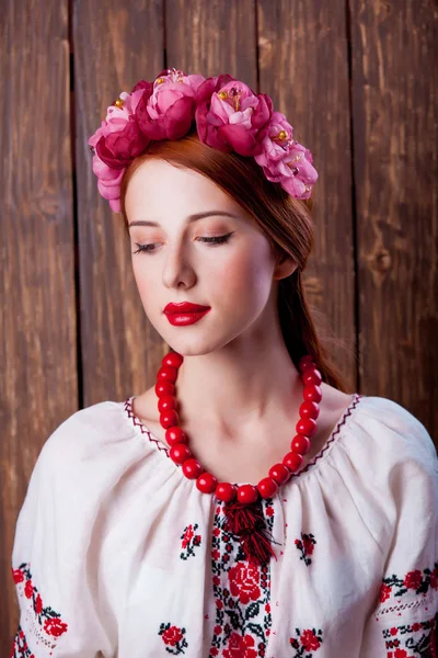 Schöne Rothaarige Mädchen Traditionellen Ukrainischen Kleidern Auf Hölzernem Hintergrund — Stockfoto