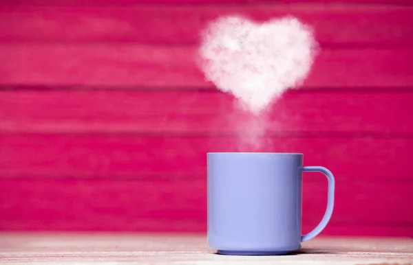 Пар Форме Сердца Фиолетовой Чашки Кофе Слова Кофе Розовом Фоне — стоковое фото