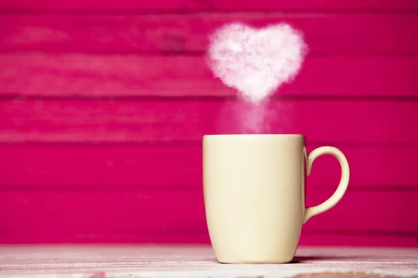 Forma Cuore Vapore Beige Tazza Caffè Parola Caffè Sfondo Rosa — Foto Stock