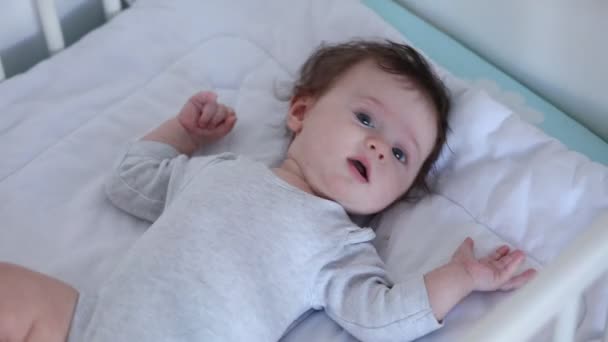 Niedlicher Kleiner Junge Liegt Seinem Bett Filmmaterial — Stockvideo