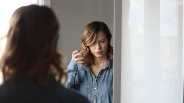 Молодая Красивая Женщина Глядя Зеркало Трогает Волосы — стоковое видео