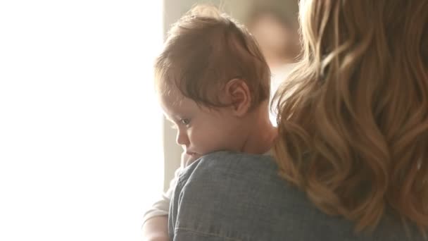 Молода Красива Мати Грає Своїм Маленьким Сином Стоїть Біля Вікна — стокове відео