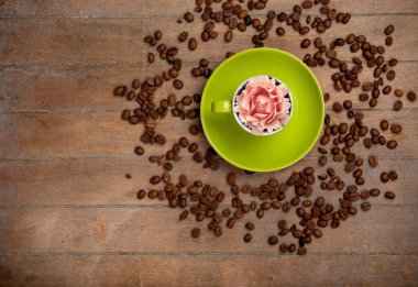 yeşil fasulye, üstten görünüm ahşap zemin üzerine rosebud ile kahve fincan