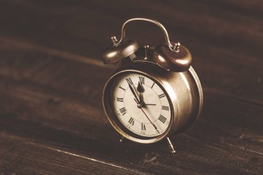 Ahşap masa üstünde çan olan Vintage çalar saat. 