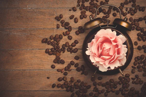 Vntage Alarm Clock Rose Coffee Beans Wooden Background — Stock Photo, Image