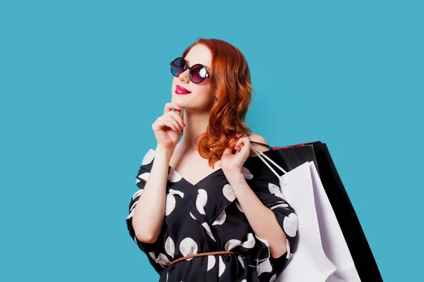 Mujer Joven Reflexiva Gafas Sol Con Bolsas Compras Sobre Fondo —  Fotos de Stock