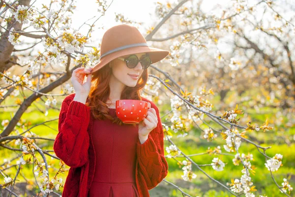 Rödhårig Flicka Hatt Och Solglasögon Med Kopp Blossom Cherry Garden — Stockfoto