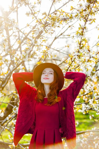 Jonge Vrouw Rode Kleding Hoed Staande Bloeiende Tuin — Stockfoto